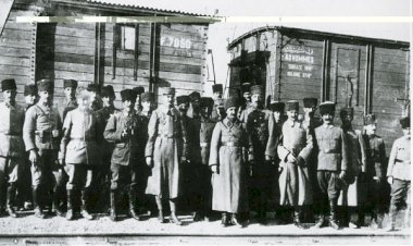 ATATÜRK İNÖNÜ’YE CUMHURİYETİ AKŞEHİR’DE TRENDE ANLATTI