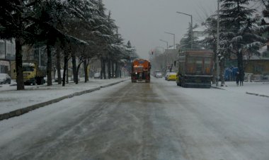 Akşehir Belediyesi’nden Kar ve Buzlanmaya Karşı Kesintisiz Mücadele