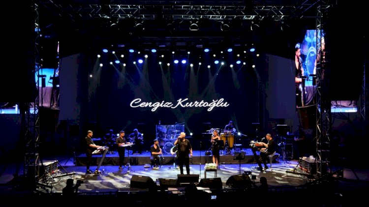 Akşehir’de Nostalji Dolu Gece; Cengiz Kurtoğlu Sevenleriyle Buluştu