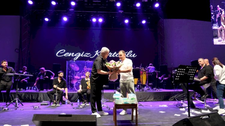 Akşehir’de Nostalji Dolu Gece; Cengiz Kurtoğlu Sevenleriyle Buluştu