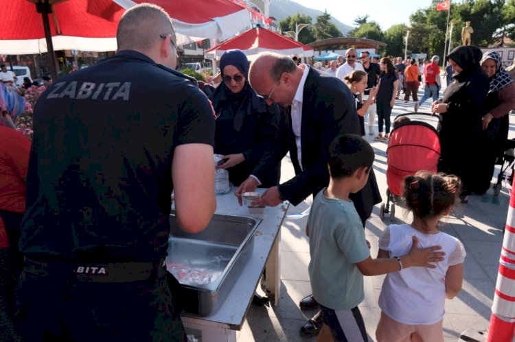 Aşurenin Bereketi Cumhuriyet Meydanı'nda Paylaşıldı