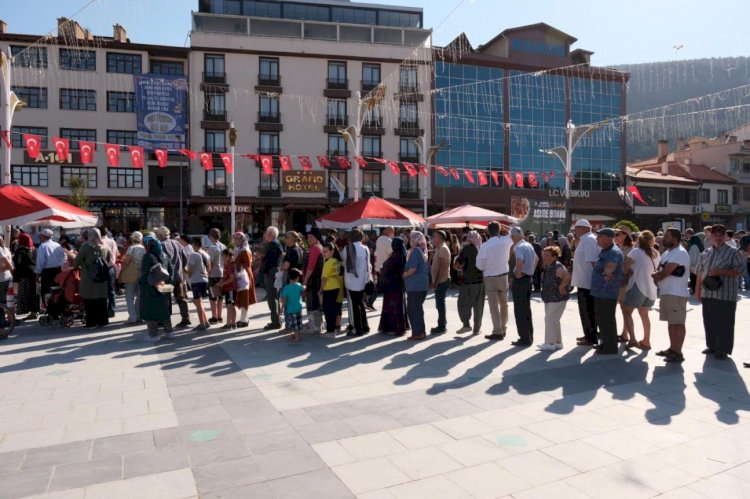Aşurenin Bereketi Cumhuriyet Meydanı'nda Paylaşıldı