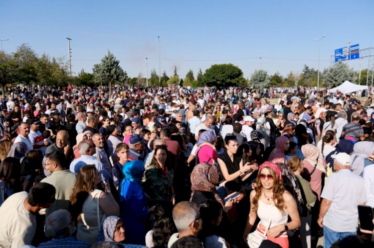 Türk Yıldızları Akşehirlileri Selamladı