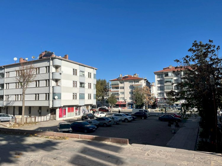 Kütüphane Alanı Yeniden Canlanıyor: Ahşap Dükkanlarla Yeni Bir Çehre Geliyor