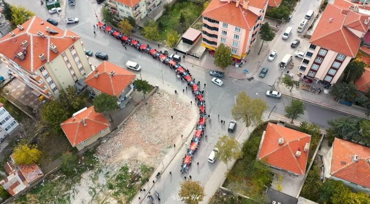 Minik Yüreklerden Ata’ya 87 Metrelik Sevgi Zinciri